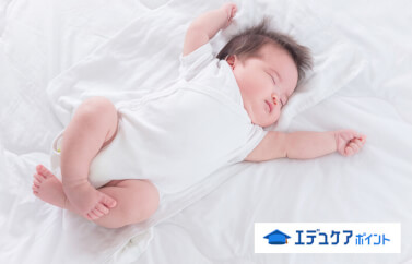 赤ちゃんは、生まれてすぐは寝ている時間が長いもの。赤ちゃんのための、寝室作りのポイントや、布団とベッドの違い、季節ごとの注意点から、カビが生えてしまった場合の対処法までご紹介します。