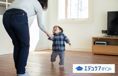 赤ちゃんが歩き出すのは、標準的にいつくらいなのでしょうか。赤ちゃんが歩く目安と、歩くまでのステップ、歩く練習から歩けるようになった後の注意ポイントまでをご紹介いたします。