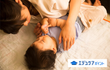 赤ちゃんの寝かしつけはママにとって深刻な悩みの1つ。
寝かしつけがうまくいく時間や授乳方法、抱っこの仕方から、月齢別の寝かしつけの方法と寝かしつけに効果的なグッズをご紹介します。