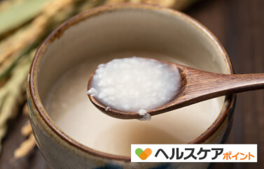 甘酒というとお正月などの寒い時期に飲むイメージがあありますが、
江戸時代は夏バテを防ぐ栄養ドリンクとして、夏によく飲まれていました。
甘酒の健康パワーを知り、毎日の食生活に摂り入れてみましょう。