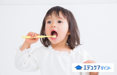 歯は一生の付き合いになる体の重要なパーツの1つ。 
赤ちゃんに歯が生え始めたら、いつから歯磨きをはじめるか、嫌がってしまうときはどう磨くか、ガーゼで拭くだけでいいのかなど、赤ちゃんの歯磨きの疑問を解説します。 