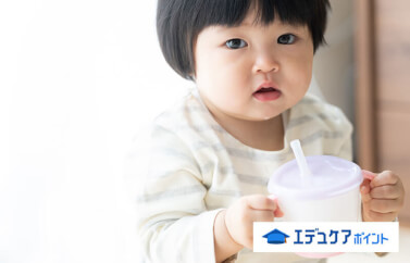 赤ちゃんが少し大きくなってくると、ミルク以外の麦茶や水などの飲み物をいつからあげるのか気になりますよね。
ストローやコップ、風邪の時や暑い日の水分補給はどうしたらよいのかなど解説します。