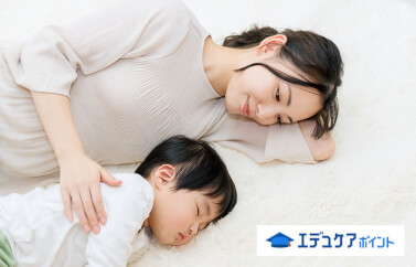 赤ちゃんの添い寝は、窒息などの危険性もあり、注意が必要です。
いつから添い寝ができるようになるのでしょうか？
添い寝の年齢の目安やベッドで寝る場合の注意点、さらに添い寝のメリットデメリットについて解説します。